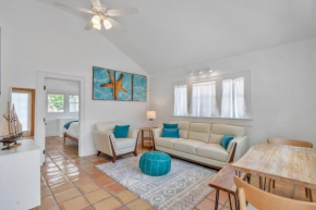 Sarasota, FL Bungalow - Bright & Breezy Coastal Vibes - 10 mins to White Sand Beaches home